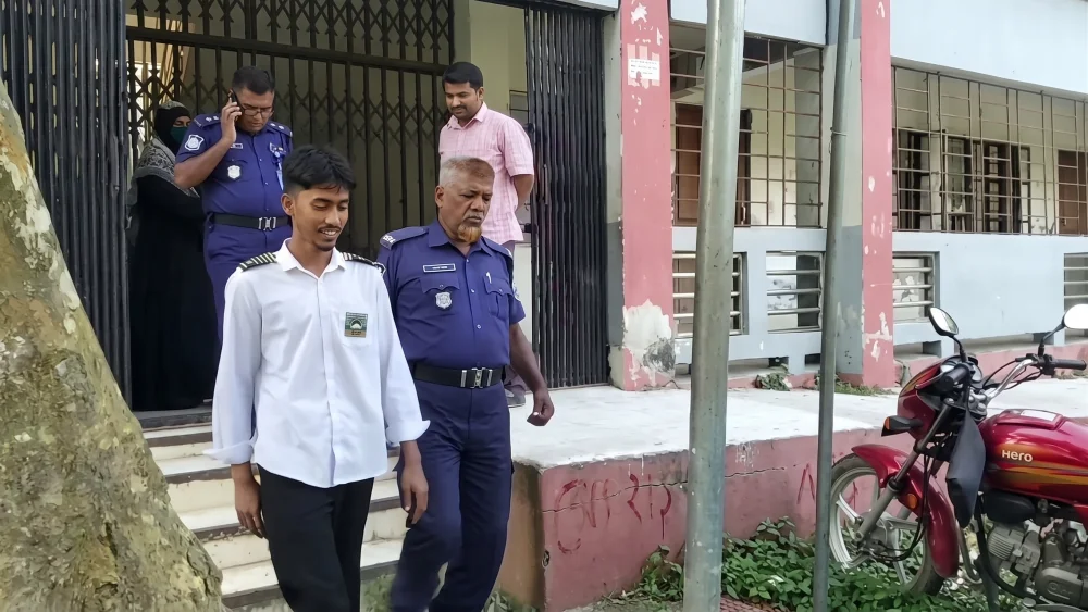 পাবনায় শেখ হাসিনার জন্মদিন পালন: স্কুল থেকে শিক্ষার্থী আটক