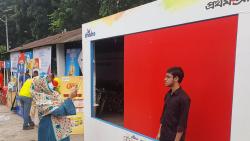 কেউ ছবি তুলছে, কেউ ভিড় জমিয়েছে গেম জোনে