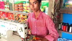 সেলাই মেশিনের শব্দের ফাঁকে শরীফের স্বপ্ন