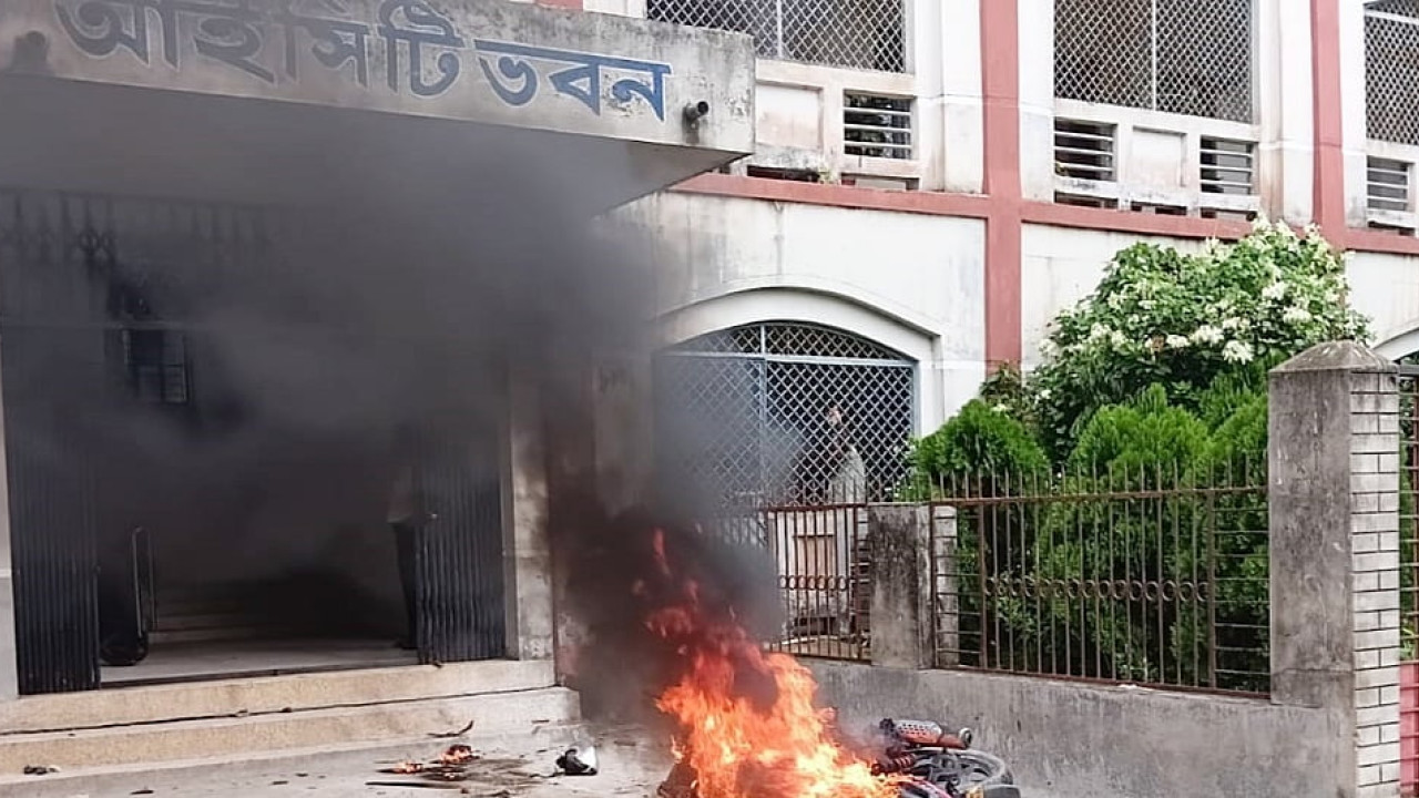 নওগাঁয় দুই বছর পর কলেজে যোগ দিতে গিয়ে হামলার শিকার অধ্যক্ষ