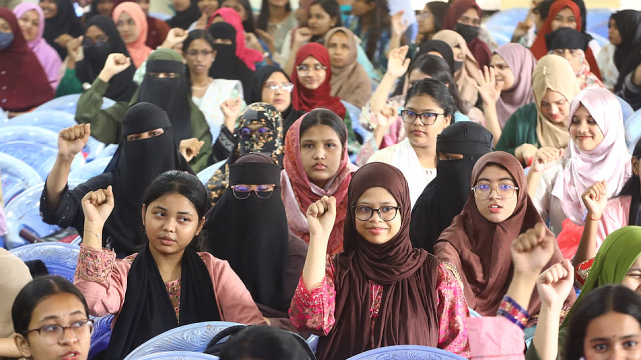 ‘ওয়াও! তুই কখন আসলি?’, কৃতী সংবর্ধনায় বন্ধুদের পেয়ে উচ্ছ্বাস
