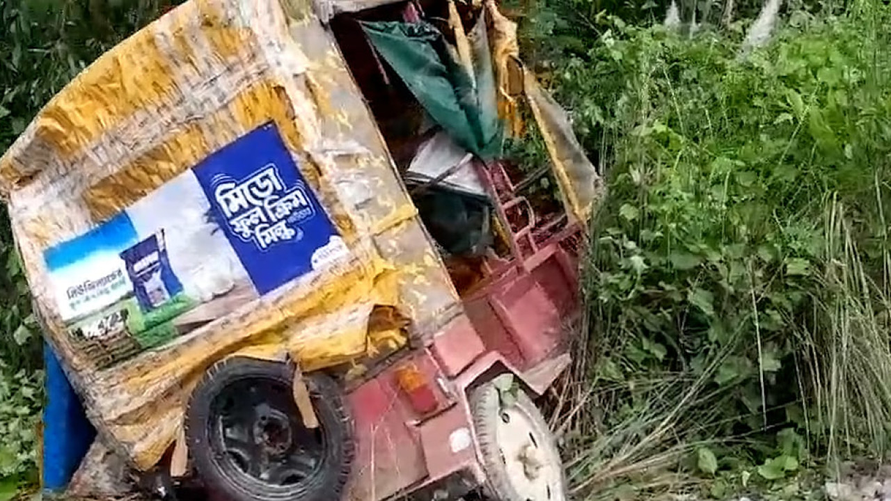 রেলক্রসিংয়ে অটোরিকশাকে ট্রেনের ধাক্কা, যুবদল কর্মীসহ নিহত ২