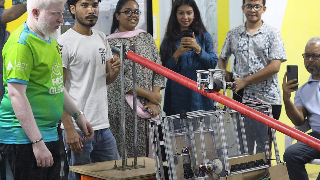 দক্ষিণ কোরিয়ায় যাওয়ার আগে নিজেদের রোবটের সক্ষমতা দেখাল বাংলাদেশ দল