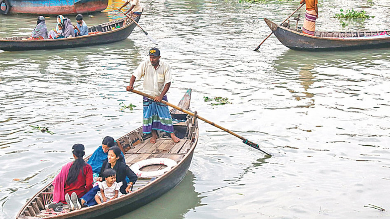 বুড়িগঙ্গার দুই পাড়েই চাঁদা, দিনে ১৫০ টাকা দেন মাঝিরা