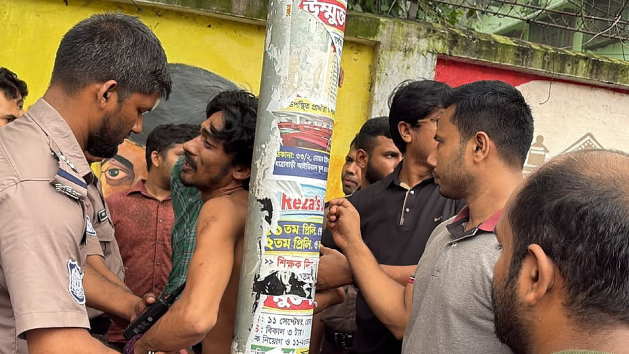জগন্নাথ বিশ্ববিদ্যালয়: ছাত্রলীগ সন্দেহে ‘রিকশাচালককে’ মারধরের পর পুলিশে দিল ছাত্রদল
