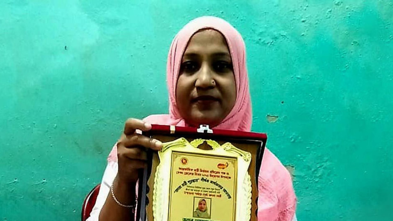 মারধর, নির্যাতনে স্ট্রোক, স্বামী ঘর থেকে তাড়িয়ে দেন, সেই আমেনা হলেন শ্রেষ্ঠ ‘অদম্য নারী’