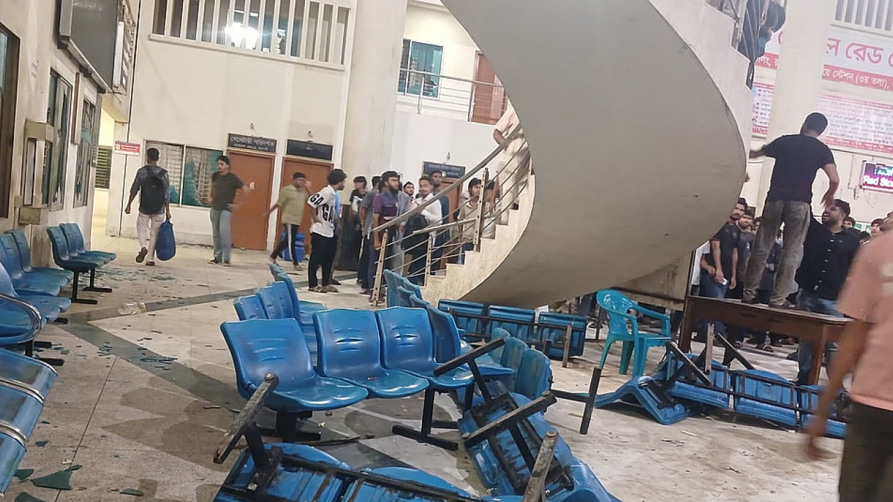 শিক্ষার্থীকে মারধরের প্রতিবাদে আম্মারের উপস্থিতিতে রাজশাহী রেলস্টেশনে ভাঙচুর, চারজনকে সাময়িক বরখাস্ত