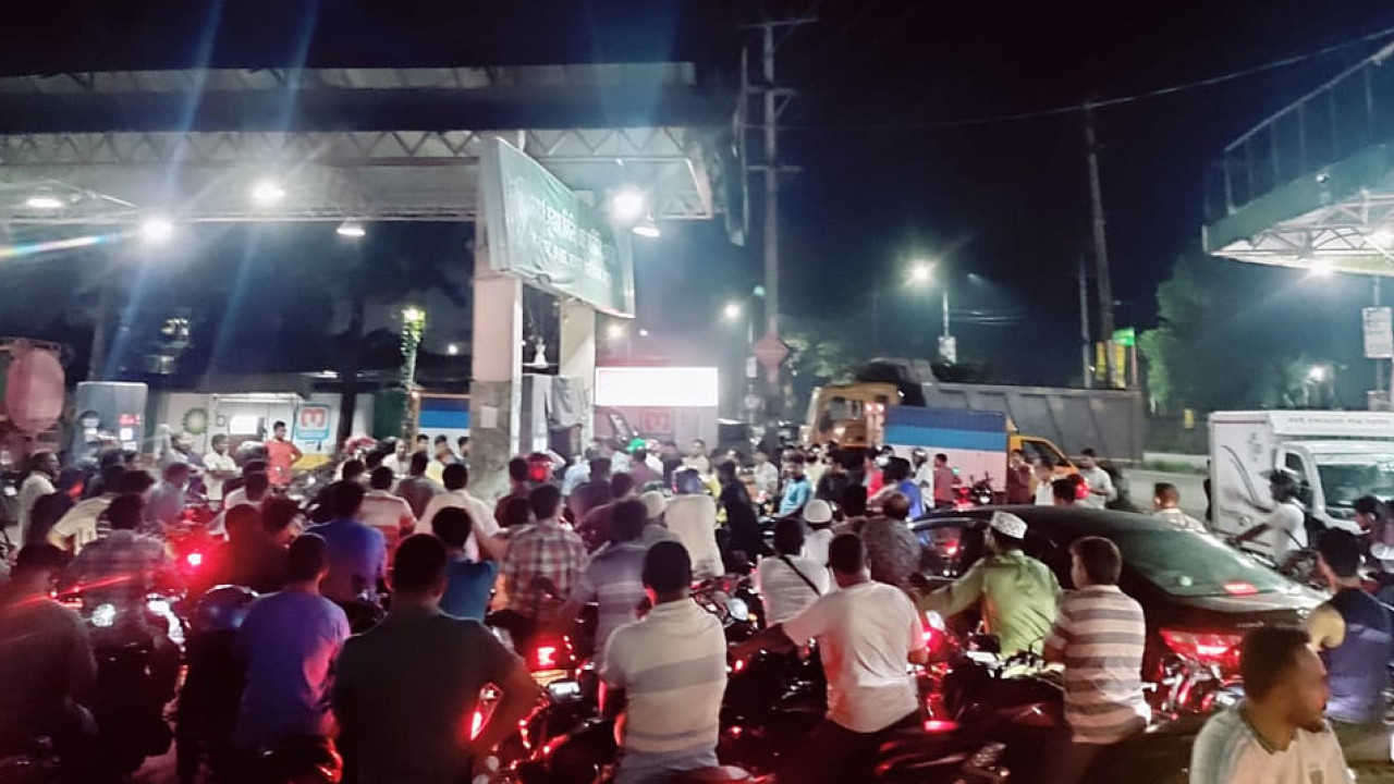 ‘দুই-চার টাকা বাড়াইলেও হইতো, তাই বলে লিটারে ২০ টাকা!’