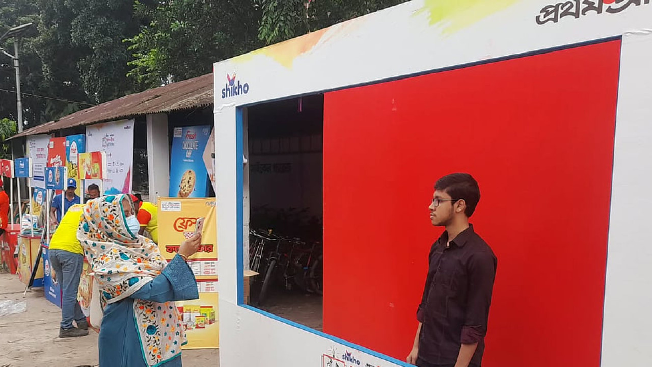 কেউ ছবি তুলছে, কেউ ভিড় জমিয়েছে গেম জোনে