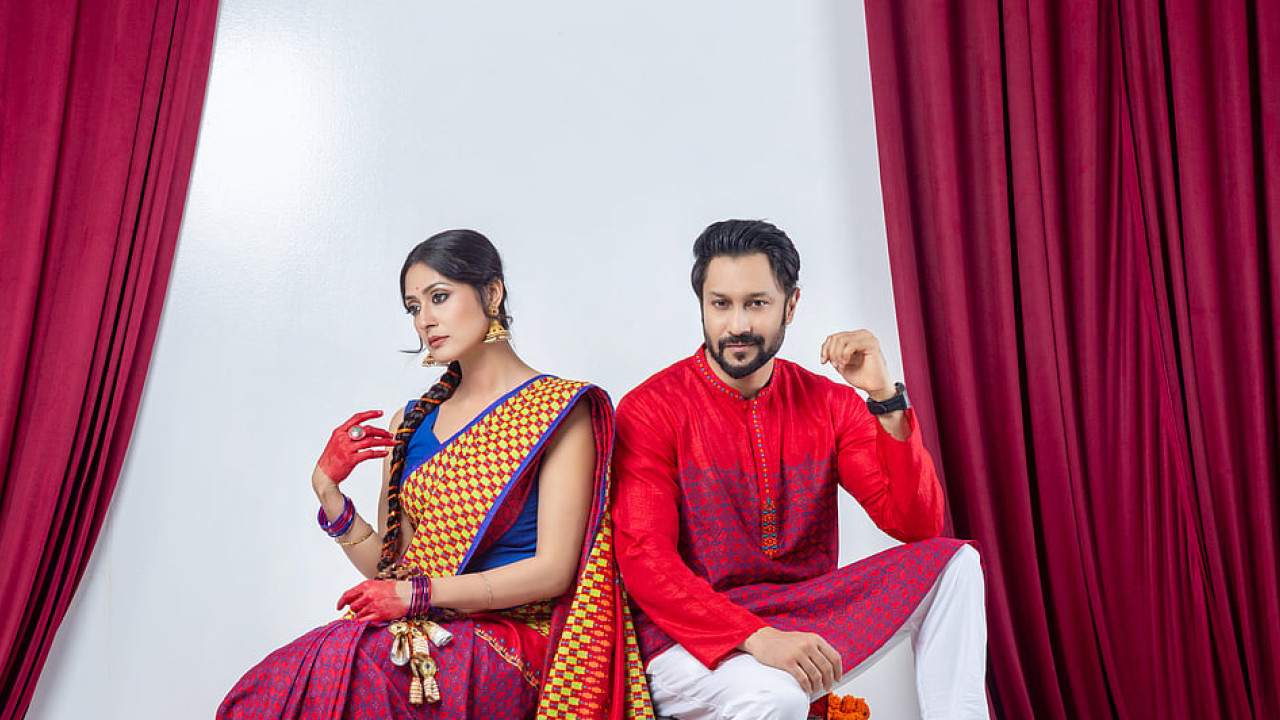 নেপালি কাঠখোদাইয়ের নকশায় রঙ বাংলাদেশের শারদ আয়োজন