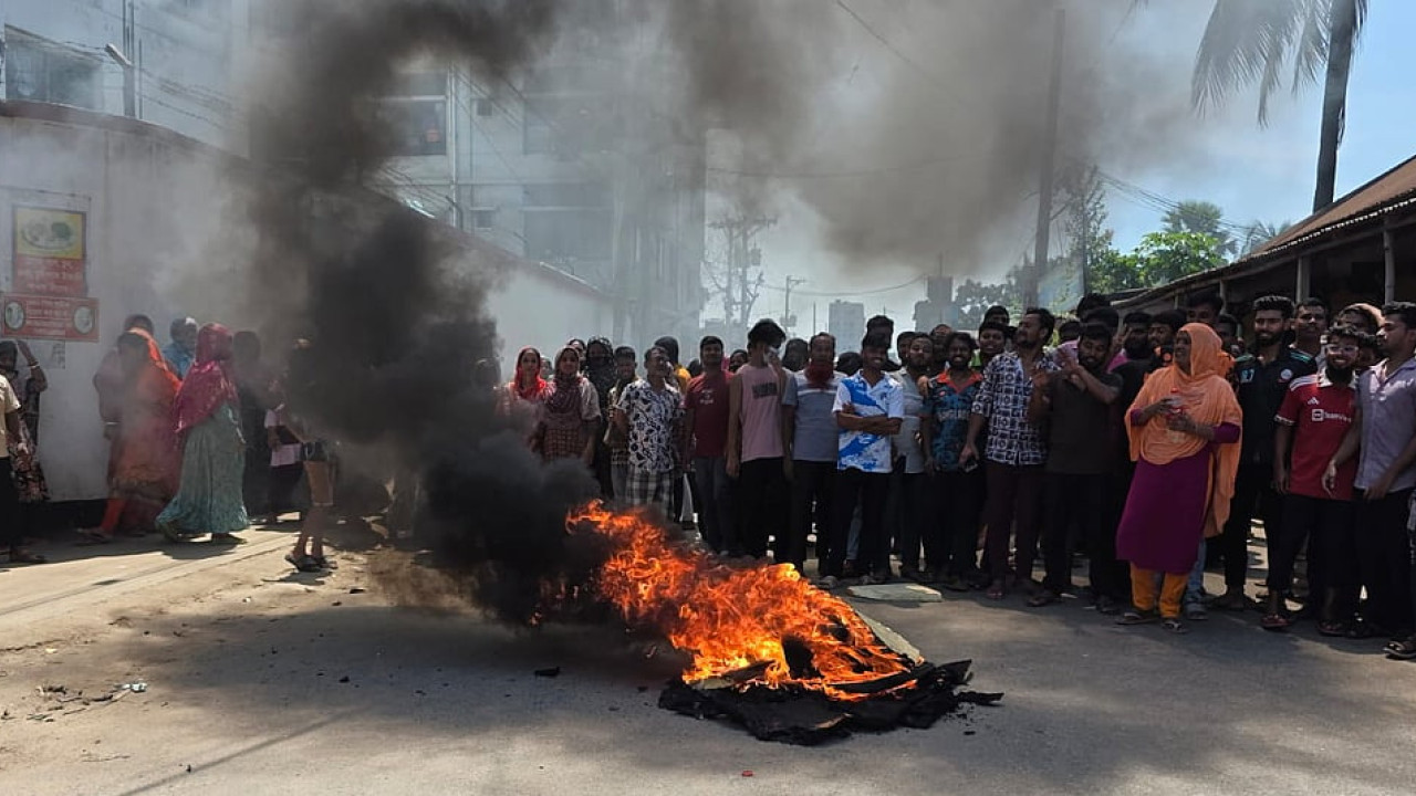 গাজীপুরে বকেয়া বেতনের দাবিতে সড়কে টায়ার জ্বালিয়ে শ্রমিকদের বিক্ষোভ