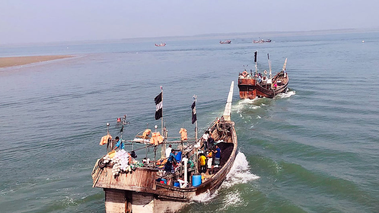 ইলিশ কমে জেলের জালে, জেলে ডোবে দেনার জালে