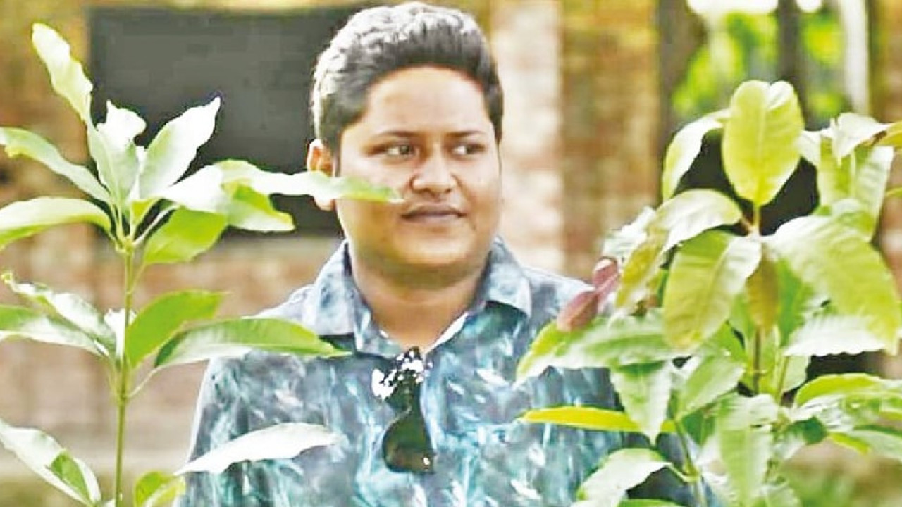যেখানেই যান, একটি গাছ থাকে সঙ্গে