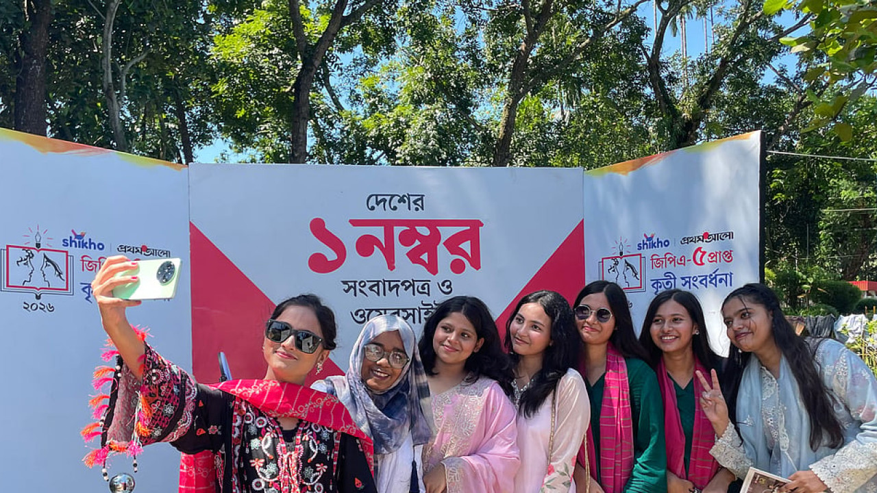 বাবাকে নিয়ে দুই ঘণ্টা আগেই অনুষ্ঠানস্থলে মহিমা