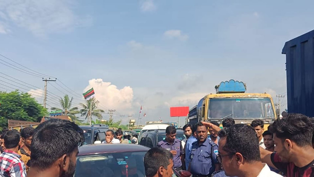 চট্টগ্রামে ইসলামী ব্যাংকের চাকরিচ্যুত কর্মীদের এক ঘণ্টা সড়ক অবরোধ