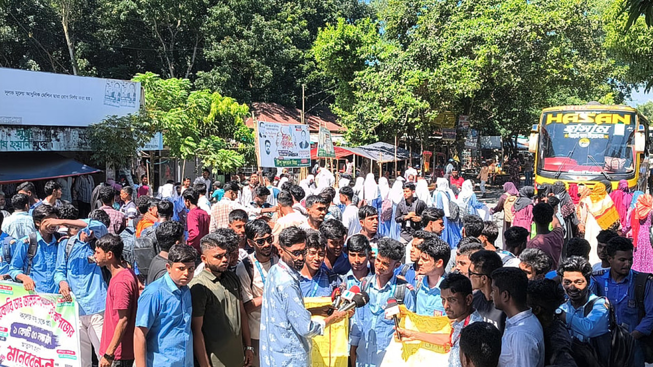 পাবনায় শিক্ষার্থী–অভিভাবকদের প্রশ্ন, কলেজের কোটি টাকা গেল কই