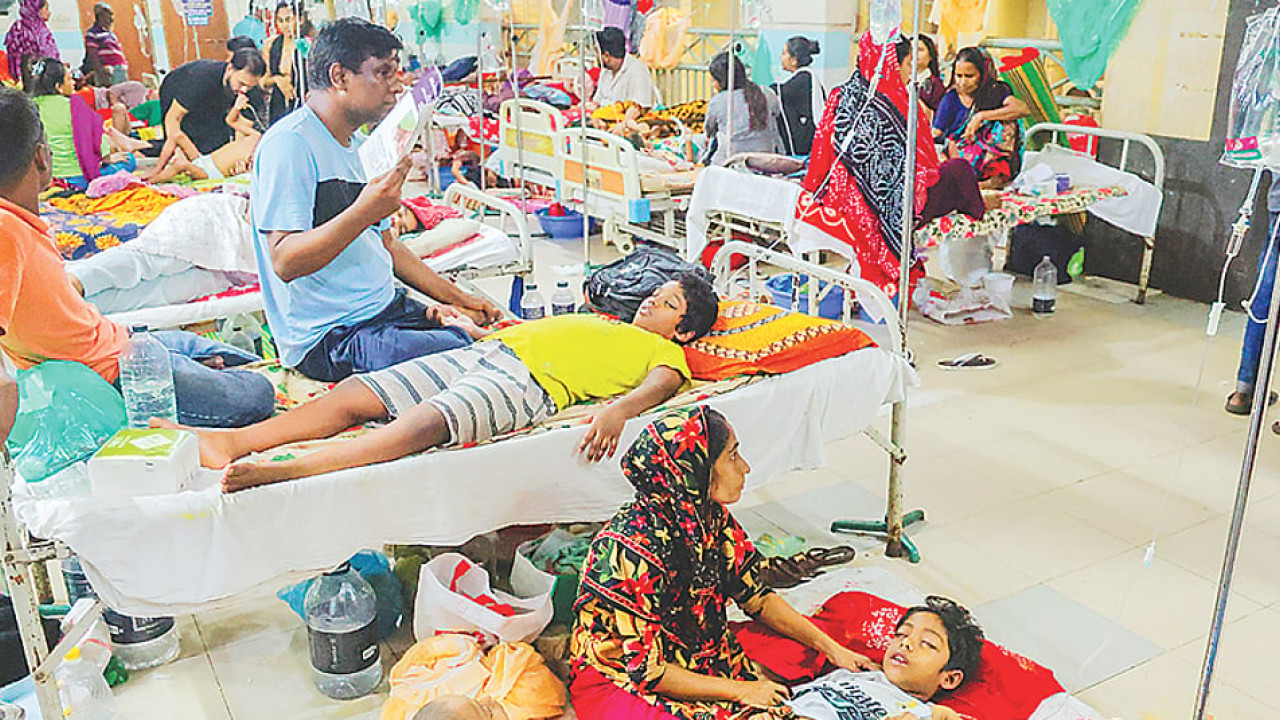 ডেঙ্গু রোগীর চাপ, শিশুরাও শয্যা পাচ্ছে না