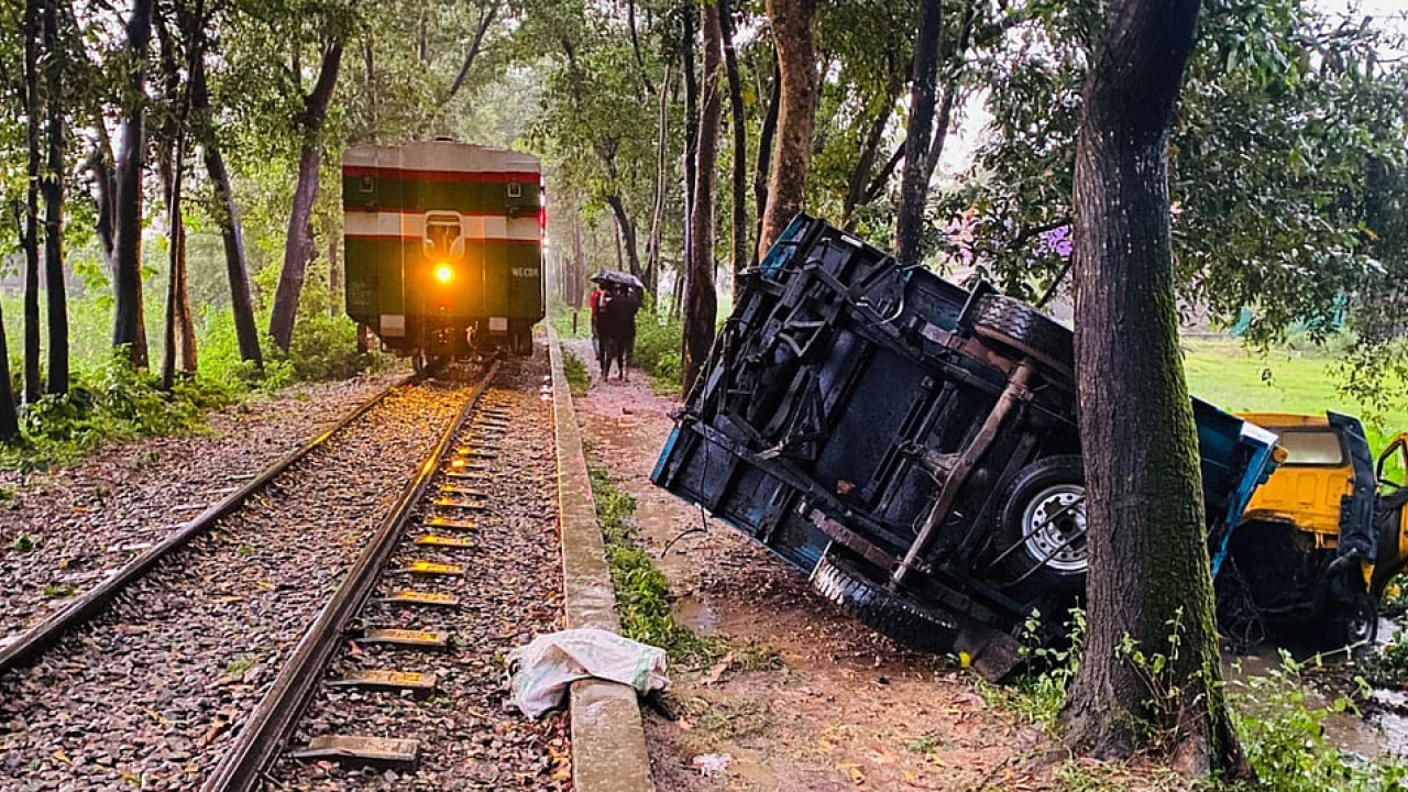 কাভার্ড ভ্যানের সঙ্গে কক্সবাজার এক্সপ্রেস ট্রেনের সংঘর্ষে বগি লাইনচ্যুত, ট্রেন চলাচল বন্ধ
